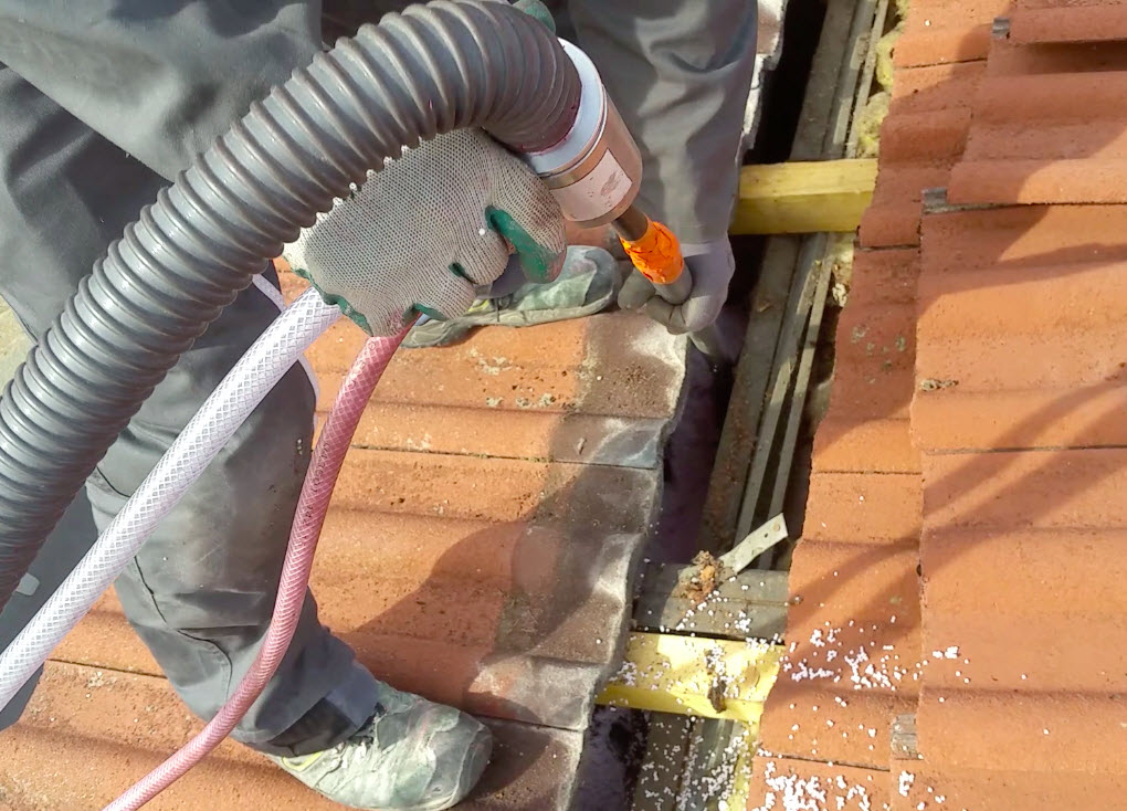 Isoler les murs creux d’une maison Phenix